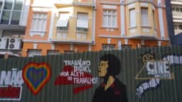 Sindicato transforma tapumes de obra em espaço público e arte política em Porto Alegre