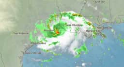 Tempestade Tropical Edouard toca a costa entre Texas e Louisiana com risco de inundações