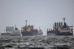 Dois navios comerciais turcos colidem perto de Istambul, e 10 tripulantes ficam incomunicáveis
