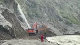 China reabre estrada na fronteira com Nepal e reforça buscas com máquinas no Tibete
