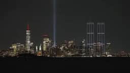 11 de setembro: drones recriam Torres Gêmeas em NY com 2.977 luzes em homenagem às vítimas