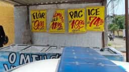 Olheiro do tráfico é preso com placa de “cardápio” de drogas na Baixada