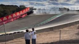 Porsche 911 Cup voa para fora da pista, atravessa barreiras e cai entre árvores nos EUA
