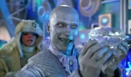 Arnold Schwarzenegger paga US 1 por ano para manter traje de Mr. Freeze