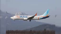 Passageiro de 50 anos é levado ao hospital após ataque em voo da Flydubai para Israel