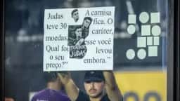 Torcedor chama Coutinho de Judas com cartaz de “30 moedas” em vitória do Vasco