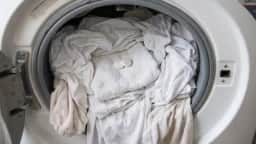 Aspirina tira mancha de roupa branca? Teste mostra que método não funciona