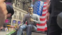 Estátua de Charlie Kirk é inaugurada na Times Square um ano após morte do ativista