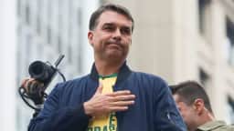 Flávio Bolsonaro avalia anunciar novos ministros antes do 1º turno