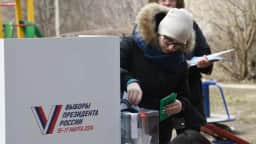 Apresentadora da Russia-1 encerra debate ao vivo com três pódios vazios em Ryazan