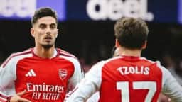 Arsenal vira sobre Chelsea por 2 a 1 e mantém campanha perfeita na Premier League