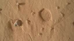 Curiosity encontra poços largos e rasos em Marte que intrigam cientistas da Nasa