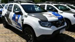Menina de 3 anos acha arma do tio PM e atira no próprio braço em Guarapari