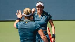 US Open: Luisa Stefani e Dabrowski vencem chinesas em dois sets e chegam à 4ª semifinal de 2026