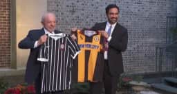 Lula presenteia prefeito de Nova York com camisa do Corinthians