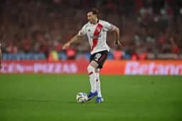 Cruzeiro negocia Matías Viña, lateral ex-Flamengo e River