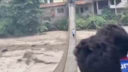 Vídeo mostra homem atravessando ponte em enchente no Nepal para ajudar a família
