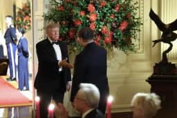 Trump presenteia Xi Jinping com escultura de águia careca, símbolo dos EUA