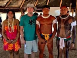 Leonardo DiCaprio homenageia Cacique Raoni durante visita ao Brasil e à Amazônia