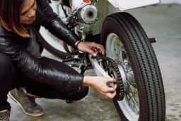 5 maus hábitos que aceleram o desgaste da sua moto e como evitá-los