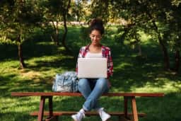Conta global para estudantes: como gerenciar duas moedas sem conta fora