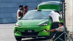 Novo BYD Dolphin Mini cresce 42 cm e é flagrado sem camuflagem na China