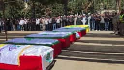 Vítimas de ataques israelenses têm velório coletivo em Kfar Rumman, no Líbano