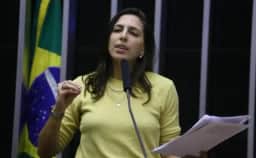 Natalia Bonavides aciona polícia e MPE após receber ameaças de estupro e esquartejamento