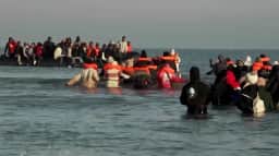 Migrantes tentam cruzar o Canal da Mancha enquanto UE reforça patrulhas na região