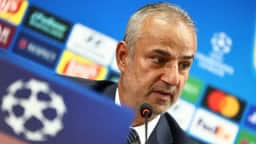 Ismail Kartal anuncia demissão após garrafada, mas presidente o mantém no Fenerbahçe