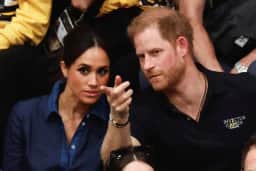 Rei Charles afirma que Harry e Meghan seguem na realeza, mas como cidadãos comuns no Reino Unido