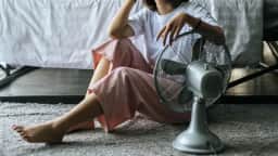 Limpe o ventilador sem desmontar usando água, vinagre e um saco plástico