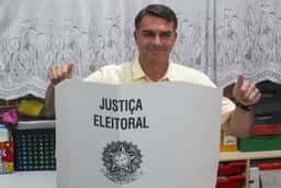 Flávio Bolsonaro e família passaram pela Argentina e seguiram de jatinho ao Equador, diz Migração