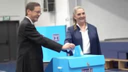 Herzog vota em Jerusalém em eleição que opõe Netanyahu a Eisenkot em disputa acirrada
