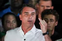 Flávio Bolsonaro nega no Instagram que sairia do país, mas atravessa a fronteira rumo a Miami
