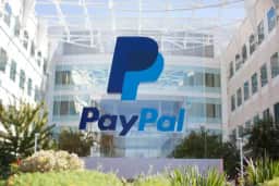 PayPal eleva previsão de lucro para US$ 5,60 por ação e Enrique Lores diz confiar na virada