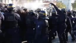 Polícia usa spray contra adolescentes em novo confronto com estudantes em Paris