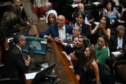 Rossi acusa Milei: “Bolsonaro fugiu. Milei o ajudou”; oposição quer Santilli no Congresso
