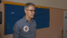 Zema admite celular na cabine, mas nega foto do voto; Justiça manda polícia ouvi-lo