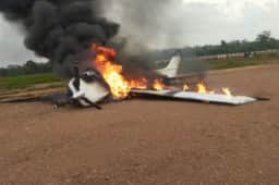 FAB intercepta avião vindo da Bolívia em MT e piloto incendeia aeronave antes de fugir