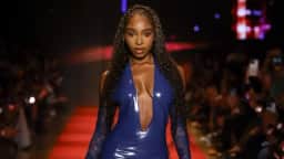 Normani desfila pela Dendezeiro no SPFW em apresentação no Parque Ibirapuera