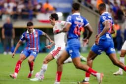 Flamengo vence o Bahia por 3 a 0 na Fonte Nova e retoma a liderança do Brasileirão
