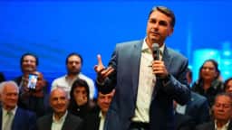 Flávio Bolsonaro promete manter o Bolsa Família por até dois anos para quem conseguir emprego