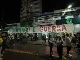 Torcida do Palmeiras exibe faixa com “Domingo é guerra” antes de clássico contra o Corinthians