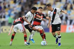 Como fica a torcida em Vasco x Flamengo: Ferj fecha acordo 50/50 para o jogo de quinta