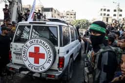 Ex-refém do Hamas, Emily Hand, 11, usa surfe para superar trauma do cativeiro