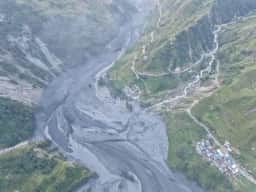 Exército do Nepal resgata 49 pessoas após rio transbordar e destruir casas