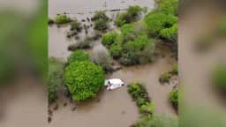 Ambulância some sob a água em Queimadas, mas as cinco pessoas a bordo são resgatadas sem ferimentos