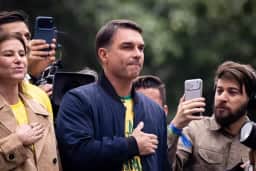 Fim da escala 6×1: Flávio Bolsonaro vota à distância em projeto