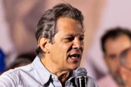 Fernando Haddad vota em São Paulo acompanhado da esposa